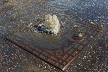 从舱口喷泉流水照片