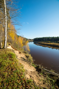 我国景区秋季彩色的河