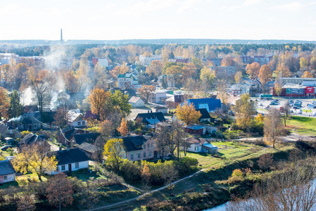 小镇全景从上面在秋天