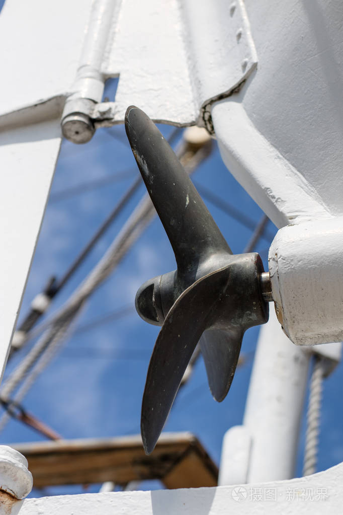 海上渔船的螺旋桨港口码头上的海运船夏天的季节