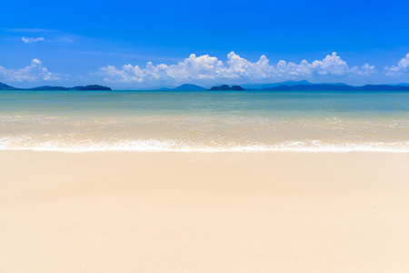 在热带小岛上的白色沙滩