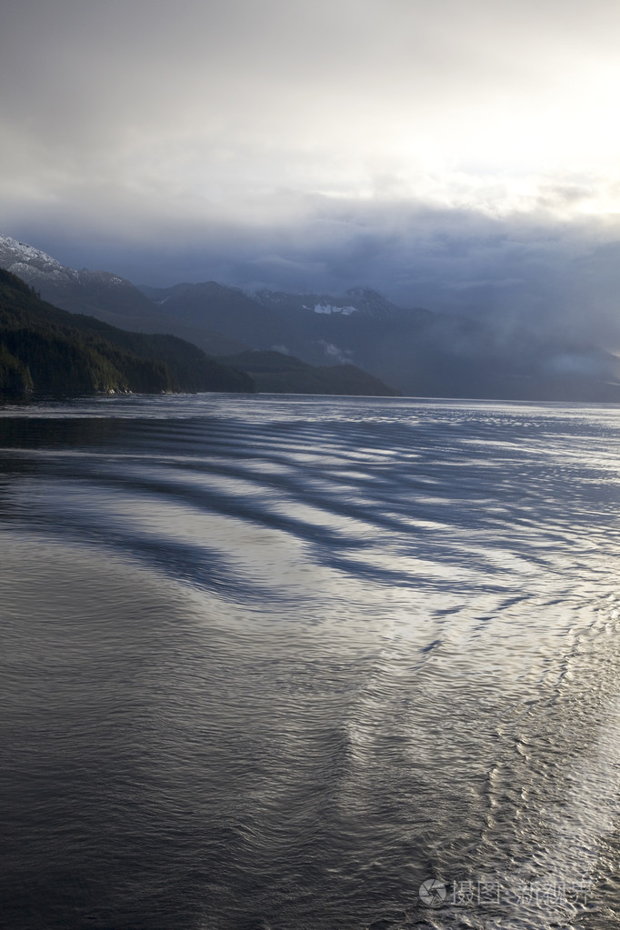 在女王王后夏洛特海峡，不列颠哥伦比亚省加拿大朦胧的天空  反光水域 ona 平静一天