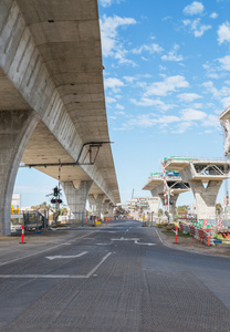 正在重建路