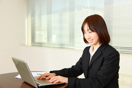 年轻的日本商界女强人与计算机