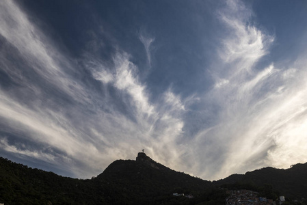 日落景观观向基督救世主和科尔科瓦多山剪影与美丽的云彩, 里约热内卢, 巴西