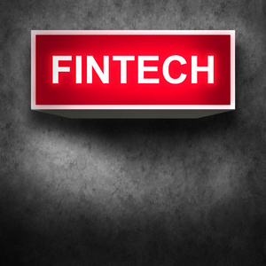 Fintech 概念与霓虹灯标志。金融技术银行网络计算