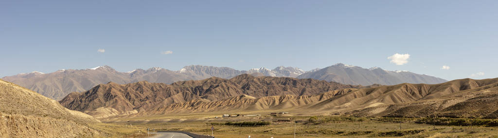 吉尔吉斯斯坦农村的楚河谷峡谷沿线房屋全景