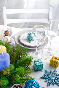 圣诞花环, 桌上放着五颜六色的大蜡烛, 桌子上放着一张放在窗前的白色木桌上的圣诞树。