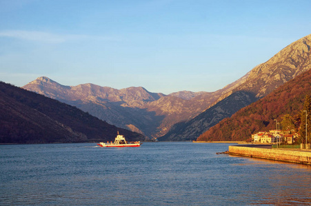 美丽的冬天地中海风景。黑山, 渡船横跨 KotorVerige 海峡的最狭窄的部分。旅游理念