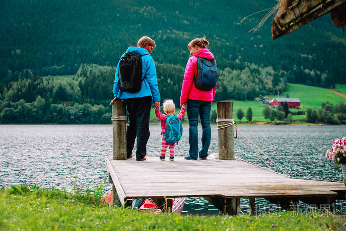 家庭与小女婴旅行在大自然中远足
