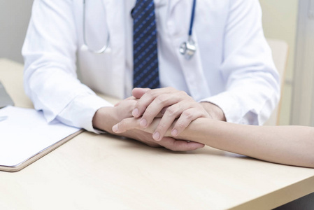 医生牵着病人的手给医院鼓励照片