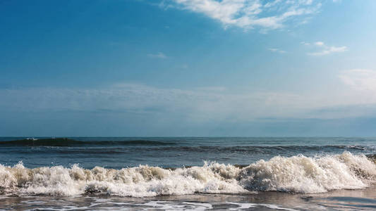 强大的海浪飞溅, 美丽的自然背景