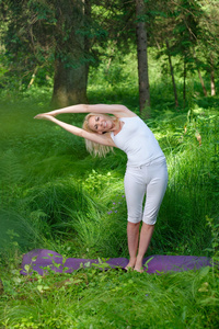 在自然中的女人的做法瑜伽
