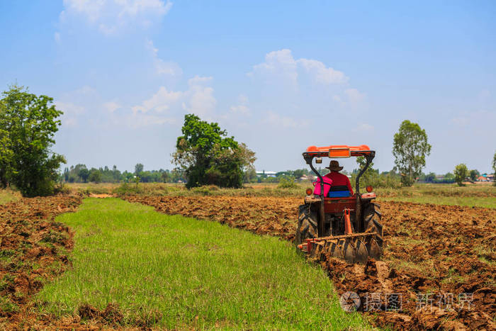 拖拉机农作水稻栽培用地
