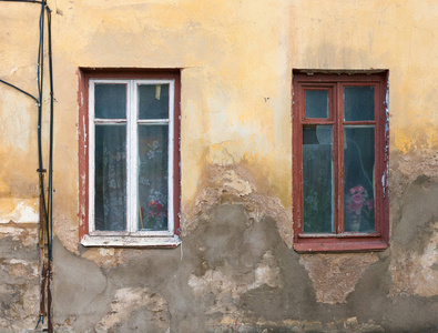 两个老房子的窗户和墙