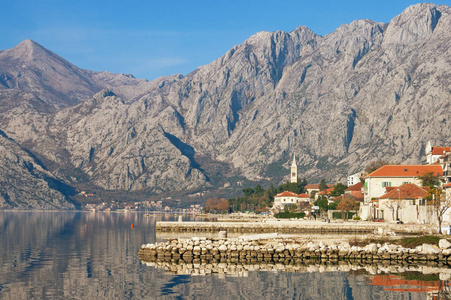 美丽的地中海景观在一个晴朗的冬日。黑山, Kotor 湾 亚得里亚海, Dobrota 海滨小镇景观