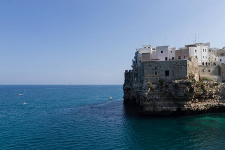 Polignano 一匹母马查看，阿普利亚，意大利。意大利的全景。峭壁上亚德里亚海