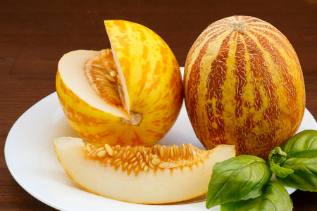 越南瓜, 石灰, 是在一个白色的盘子与染色的背景.水平照片