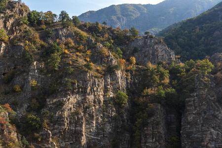 令人惊叹的秋季今日景观与森林围绕克里奇姆水库, 罗多彼山脉山, 保加利亚