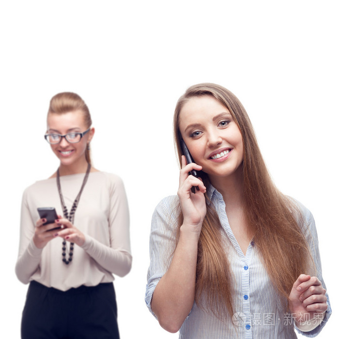 快乐的微笑业务的人,通过移动电话呼叫