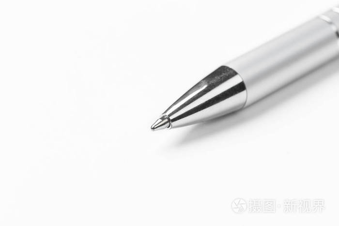 在白色背景上隔离的钢笔, 特写视图