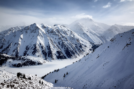 湖在天山山脉，Kazakshan