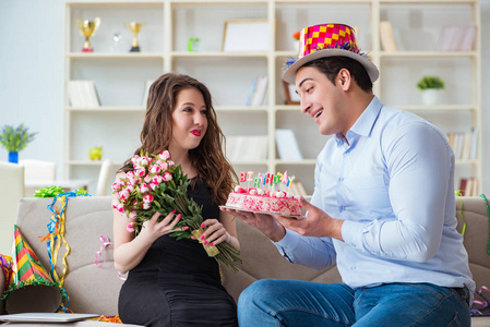性格开朗夫妇庆祝生日图片
