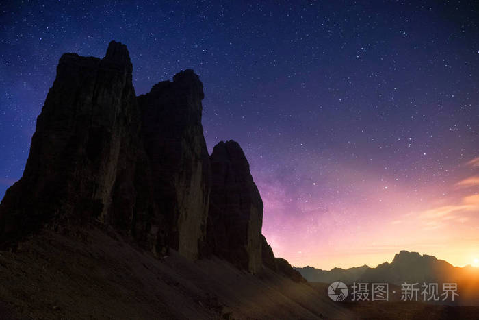 夜空中布满了数以千计的星星, 超过了 Drei Zinnen Cime 堤 Lavaredo 白云岩, 意大利