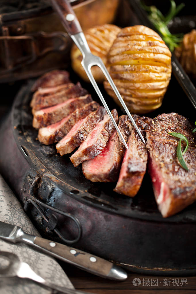 新鲜多汁的中稀有牛肉 grillsteak.烧烤肉特写