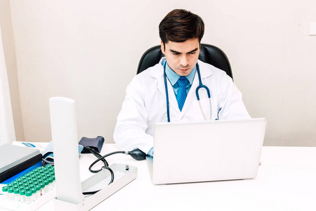 医生和听诊器在医院里使用笔记本电脑. 医疗保健