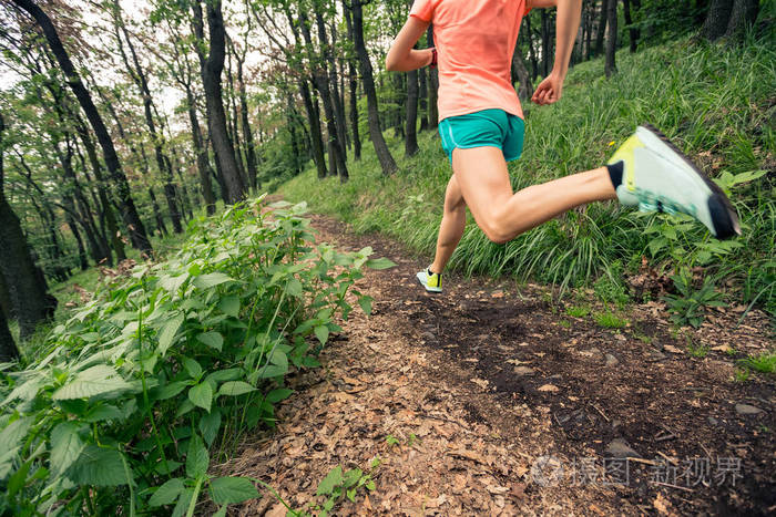 女子越野赛跑运动员越野跑.自然户外运动与健身概念