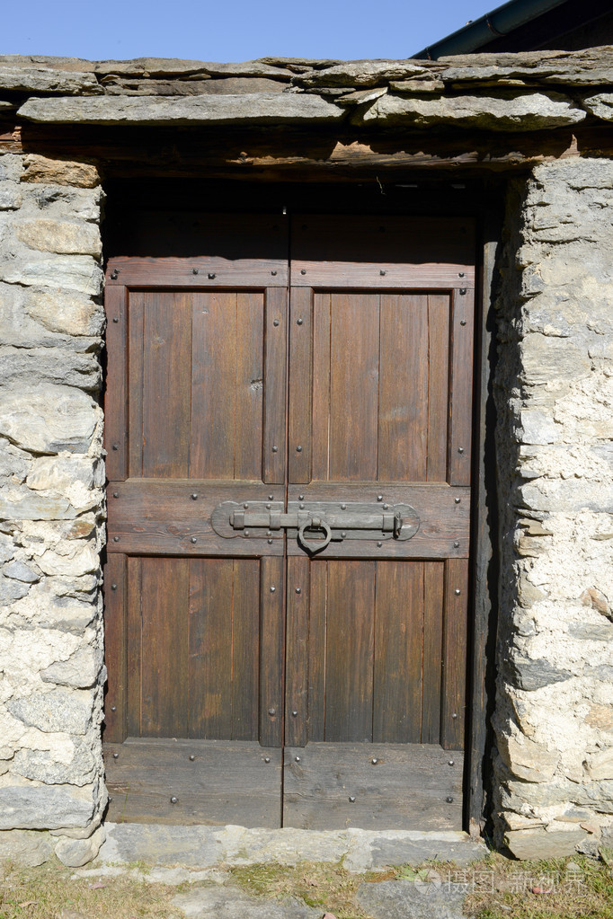 在农村村庄的房子的门