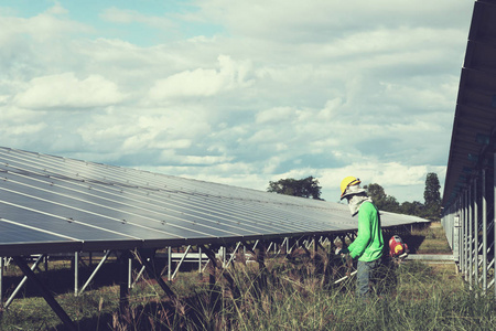 清洁太阳能电厂劳动工作图片