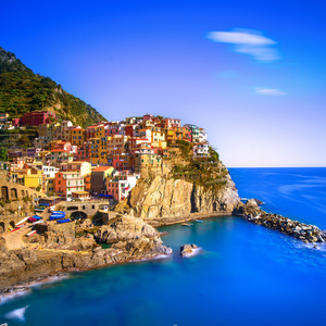 manarola 村，岩石和海上日落时。意大利五渔村