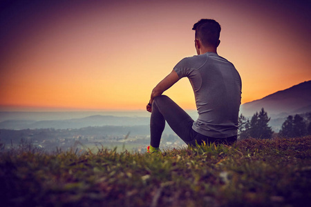 山顶上的和平仰望天空照片