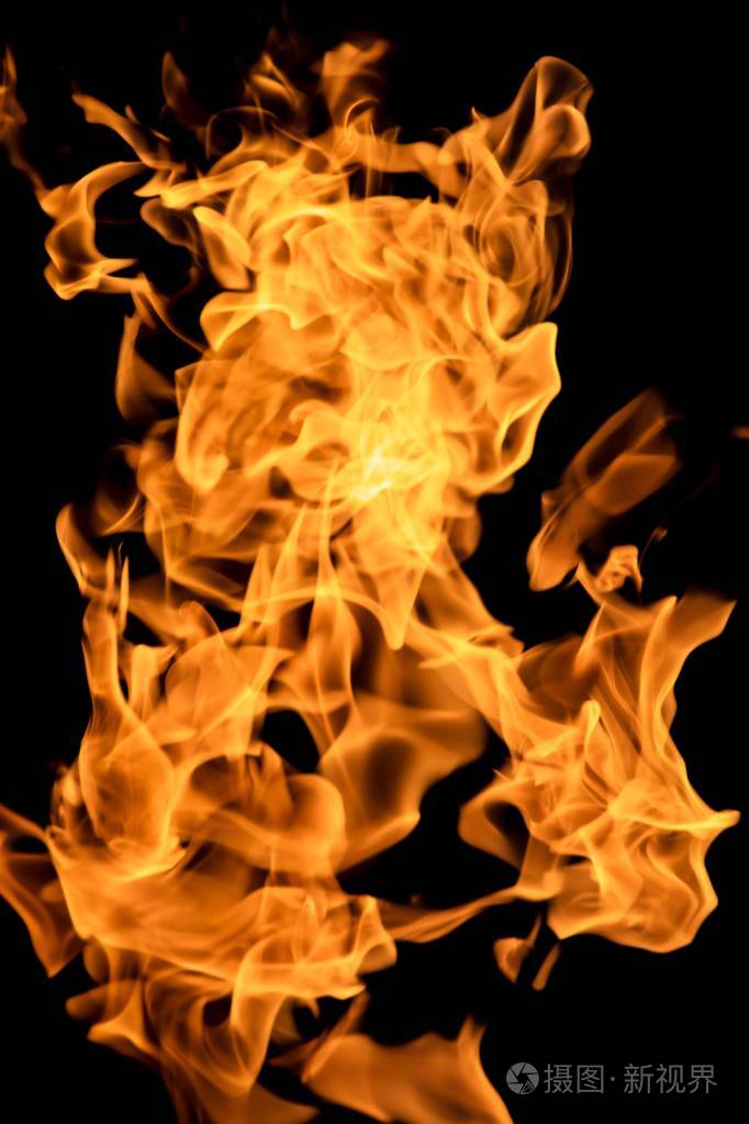 黑色背景上的火火焰