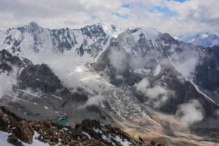 风景秀丽高山风景与和山脉。自然山牧场地和雪山山顶在背景。吉尔吉斯斯坦国家公园。景色不错