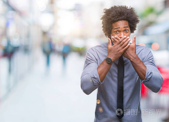 美国黑人商人在孤立的背景下震惊地捂住嘴巴, 误了手.秘密概念