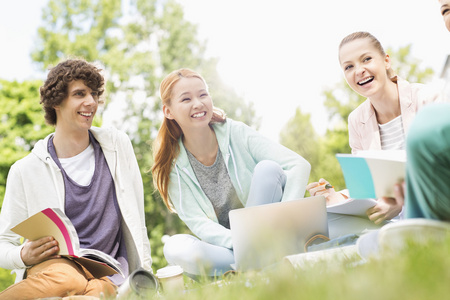 学生们在草地上一起学习