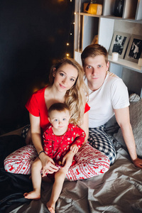 幸福的家庭穿着睡衣花时间在一起在圣诞节早晨
