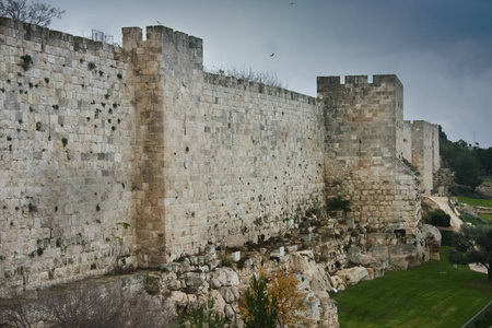 耶路撒冷的中世纪城墙。古老的石头, 阴沉的天空。耶路撒冷阴暗的城墙