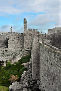 耶路撒冷的中世纪城墙。古老的石头, 阴沉的天空。阴郁的塔和堡垒墙壁