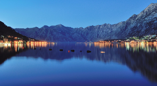 科托尔湾的夜景