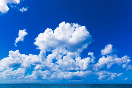 热天绿松石加勒比海蓝天白色积云