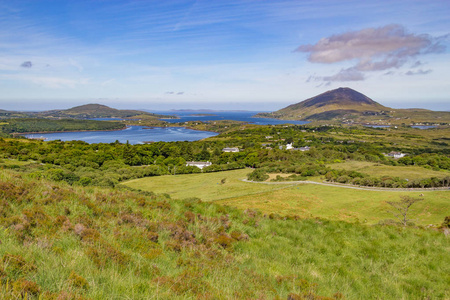 Ballynakill 海湾与山在 Letterfrack, 爱尔兰