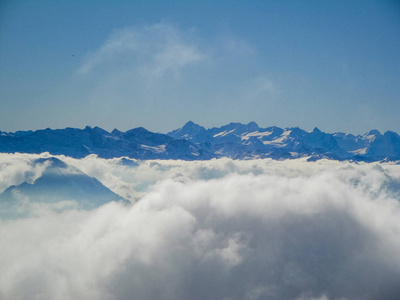 令人惊叹的鸟瞰的薄雾瑞士阿尔卑斯山和云层以上的山峰从芒 rigi 瑞士