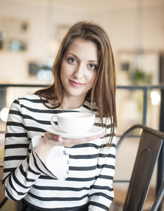 女人控股咖啡杯子