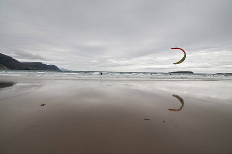 爱尔兰。阿基尔岛岛孤独的 kitesurfer 在荒芜的海洋岸边