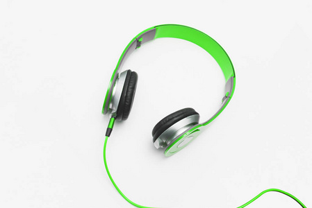 绿色耳机在白色背景, 被隔绝的水平