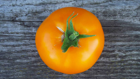熟黄番茄木质背景